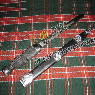 Piper Dirk with Thistle on Wooden Handle